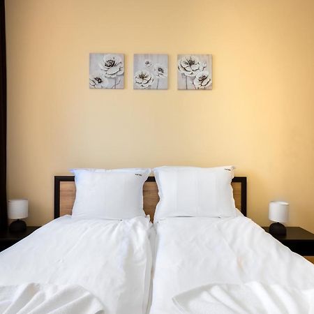 Nomad Haven: 1Bd Flat With Balcony & Desk Apartment Sofia Exterior photo