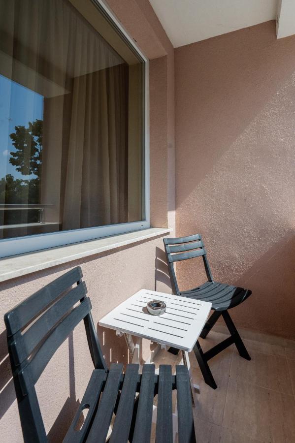 Nomad Haven: 1Bd Flat With Balcony & Desk Apartment Sofia Exterior photo
